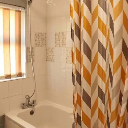 Stunning Free Wifi &parking Apartment