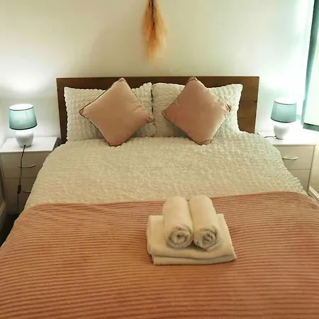 Stunning Free Wifi &parking Apartment *