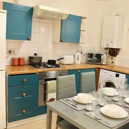 Stunning Free Wifi &parking Apartment