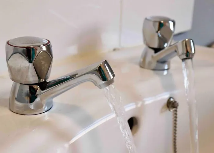 Stunning Free Wifi &parking Apartment *